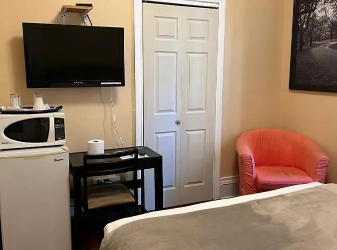 Adas Guesthouse Toronto